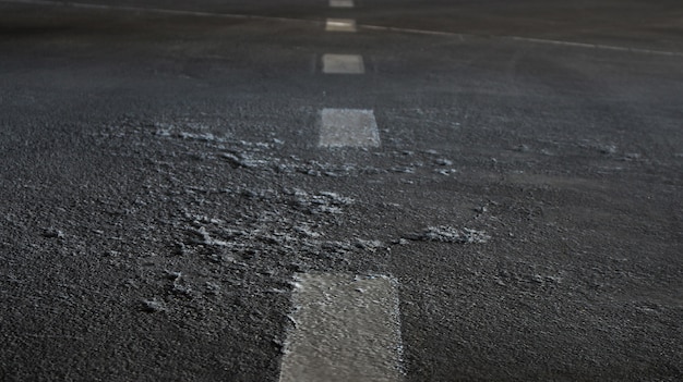 Linhas de pista de asfalto e branco