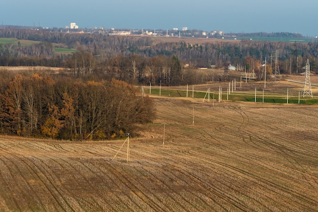 Linhas de solo antes do plantio Desenho de sulcos em um campo arado preparado para semeadura de culturas agrícolas na primavera Vista da terra preparada para plantio e cultivo