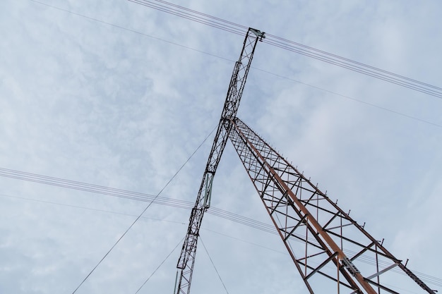 Linhas de transmissão de energia contra um céu azul