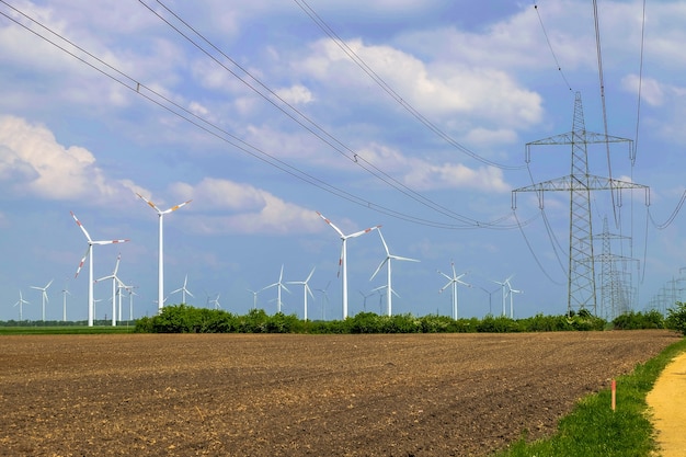 Linhas de transmissão e turbina eólica em Viena