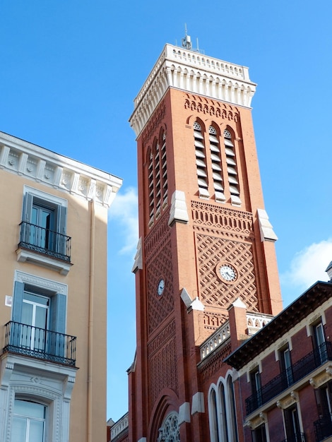 Linhas elegantes de edifícios clássicos parte turística do centro de Madrid Espanha Torre Igreja Saint Cross