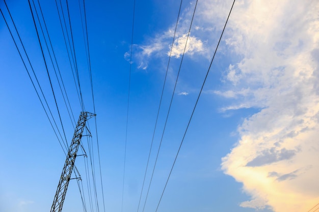 Linhas elétricas de torres de alta tensão com nuvens e céu