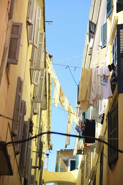 linho é seco em uma rua estreita da Itália, estilo de vida italiano