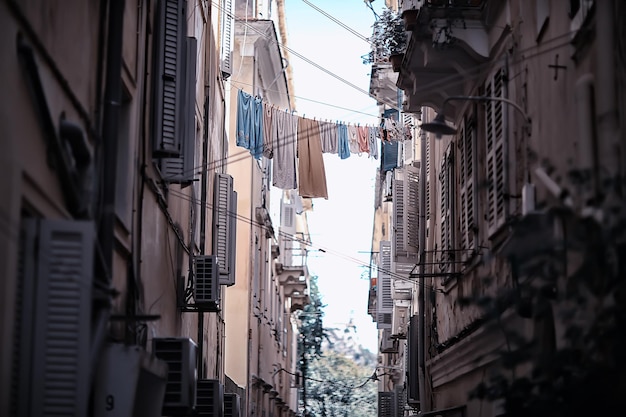 linho é seco em uma rua estreita da Itália, estilo de vida italiano