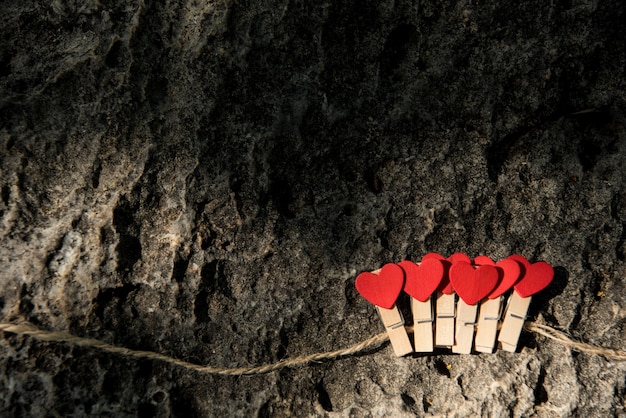 Linie des roten Herzens auf Stein. Hintergrund des Valentinstag Konzeptes und des Liebeskonzeptes.