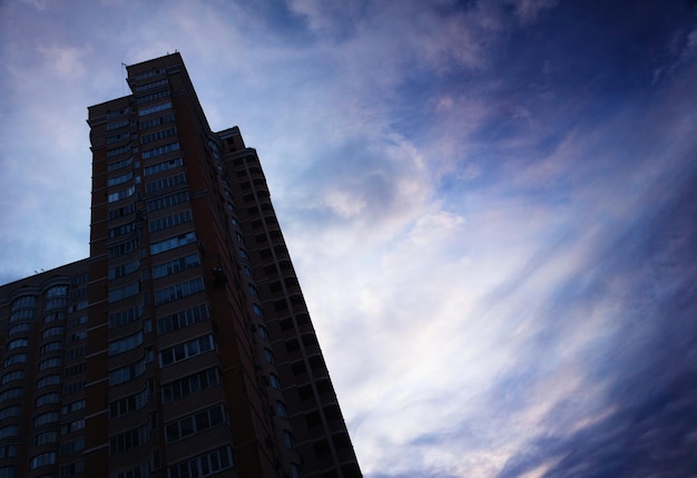 Linksbündig betiteltes Stadtgebäude mit dramatischem Himmel