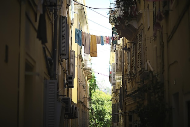 El lino se seca en una calle estrecha de Italia, estilo de vida italiano