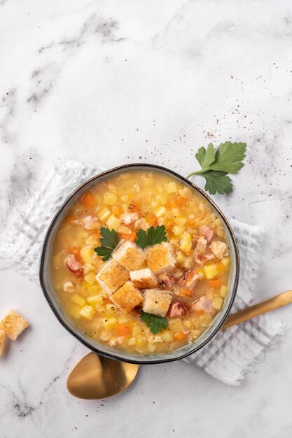 Linsen-Erbsen-Suppe mit Schinken garnieren