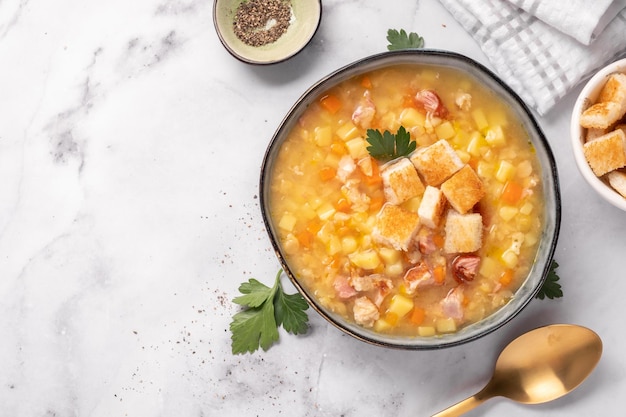 Linsen-Erbsen-Suppe mit Schinken garnieren