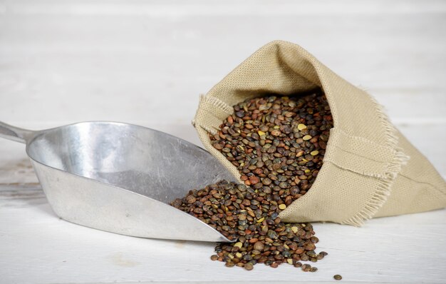 Linsen im kleinen Sack mit Küchenschaufel