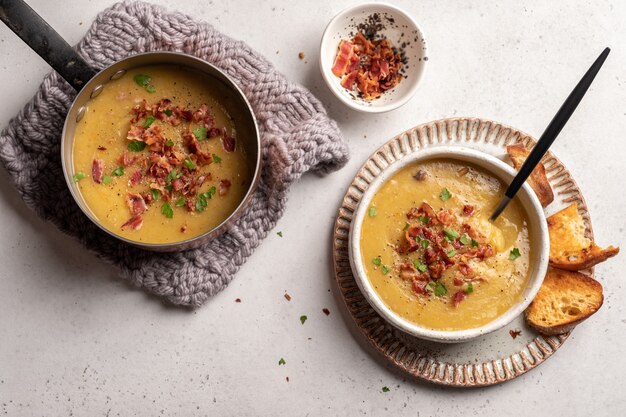 Linsenerbsensuppe mit speck und schweinerippchen garnieren