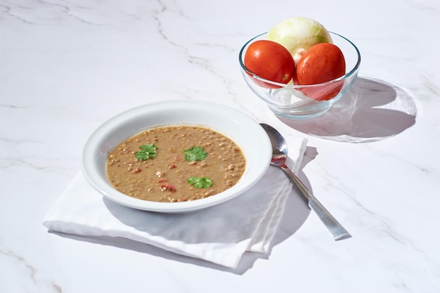 Linsensuppe in Schüssel gesundes hausgemachtes Essen