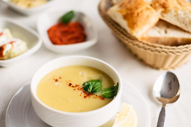 Linsensuppe ist traditionelles leckeres Essen, Grün, Vorspeisen Meze und Brot auf dem Tisch serviert. Lokale türkische Küche zum Abendessen. Kappadokien, Türkei