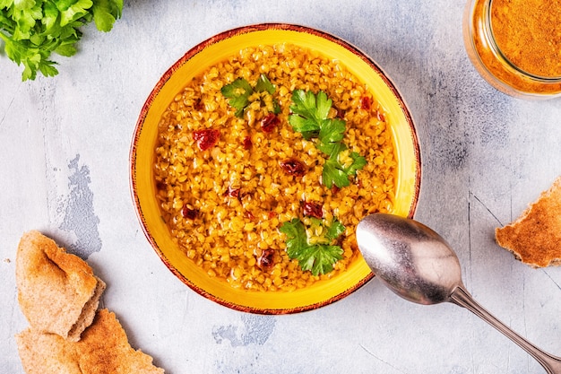 Linsensuppe (Masoor Dal oder Dal Tadka Curry), vegetarische, vegane Küche.