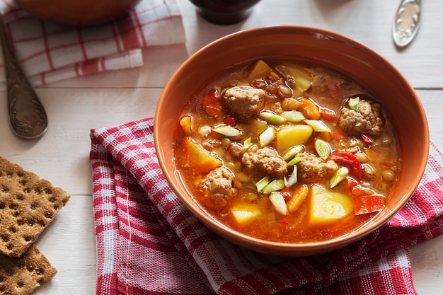 Linsensuppe mit Fleischbällchen und Pfeffer