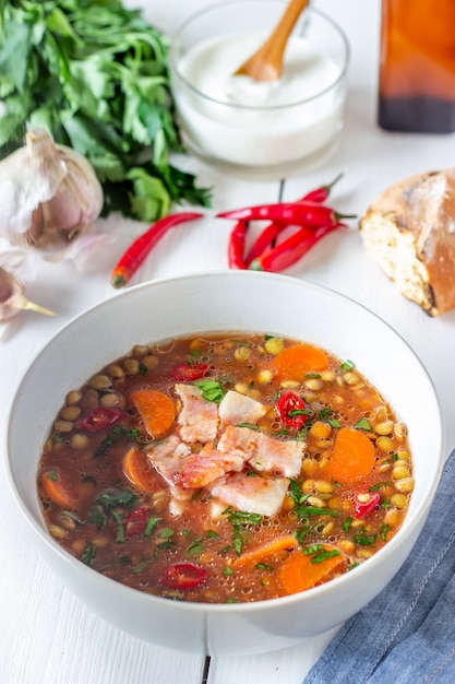 Linsensuppe mit Karotten und gebratenem Speck. Rezepte. Deutsche Küche.