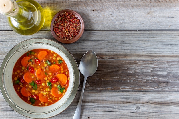 Linsensuppe mit Karotten und Pfeffer. Rezepte. Deutsche Küche.