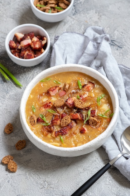 Linsensuppe mit Speck, gebratenen Zwiebeln und Croutons