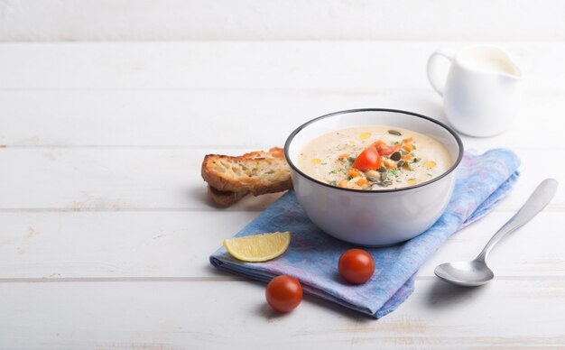 Linsensuppenpüree mit Tomaten, Gurken und Nüssen in einer Schüssel