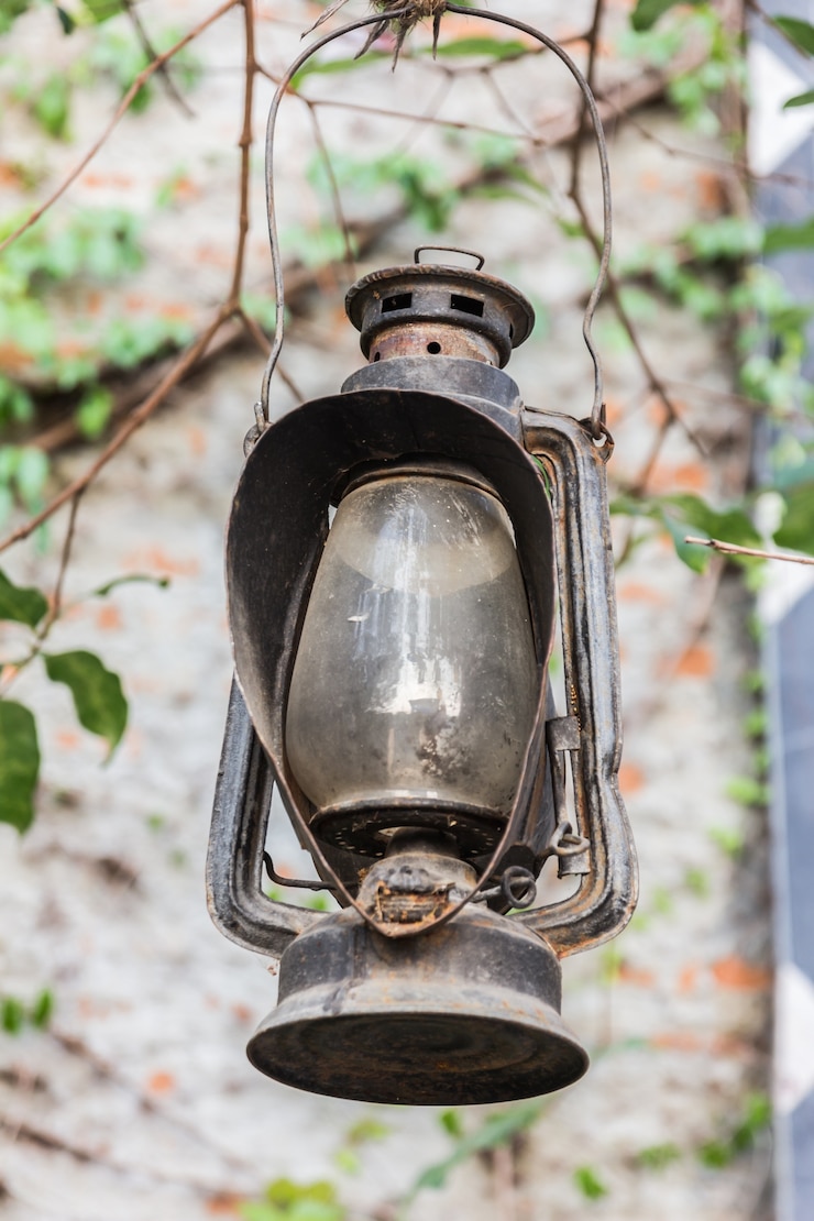Foto linterna de aceite viejo en el jardín.