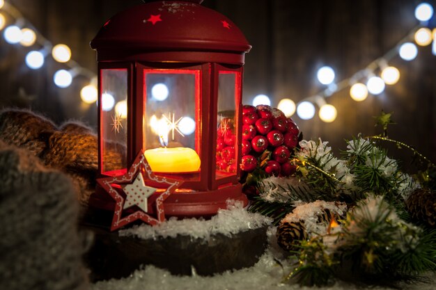 Linterna de adornos navideños con velas, luces y juguetes