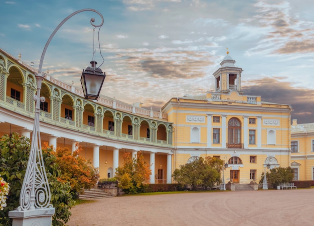 Foto linterna antigua en el fondo del palacio pavlovsk de san petersburgo, rusia
