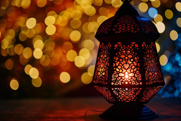 Foto linterna árabe ornamental con vela encendida que brilla por la noche invitación para el mes sagrado musulmán de ramadán kareem