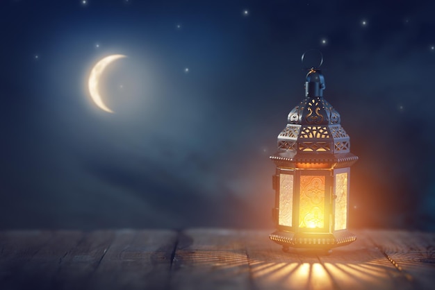 Linterna árabe con vela encendida
