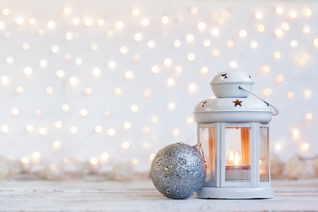 Linterna blanca con vela y bola de plata - Decoración navideña.