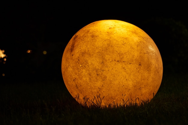 Foto linterna brillante en forma de noche lunar