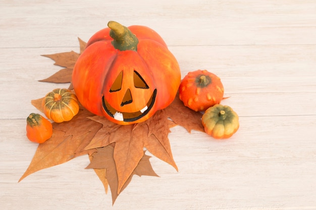 Foto linterna de calabaza naranja con una cara de sonrisa espeluznante