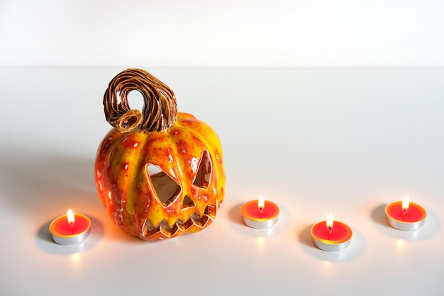 Linterna de calabaza y velas encendidas Composición mínima de Halloween Decoración del hogar