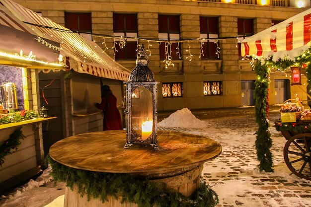 Linterna de la calle en el mercado de Navidad en la noche de Riga, Letonia, Europa del Este.