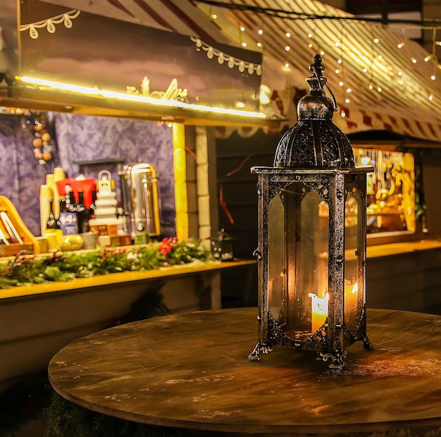 Linterna de la calle en el mercado de Navidad en la noche de Riga, Letonia, Europa del Este.