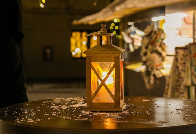 Linterna de la calle en el mercado de Navidad en la noche de Riga, Letonia, Europa del Este.