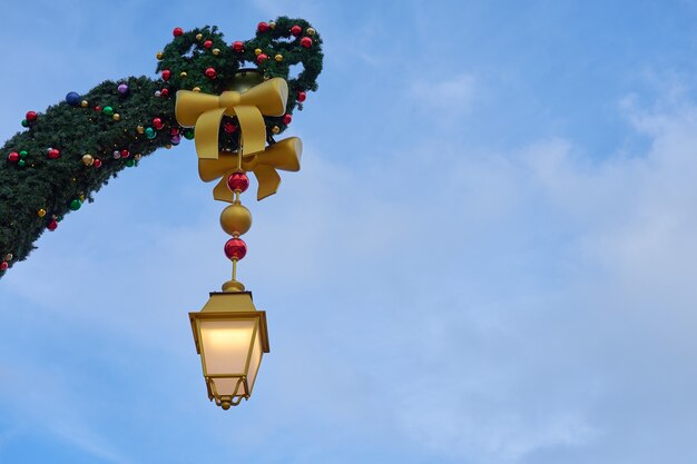 Una linterna de la calle en Navidad.