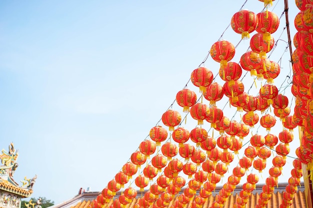 Foto linterna china roja colgando en el santuario