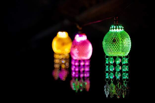 Linterna colorida colgando en la oscuridad para el festival de Diwali