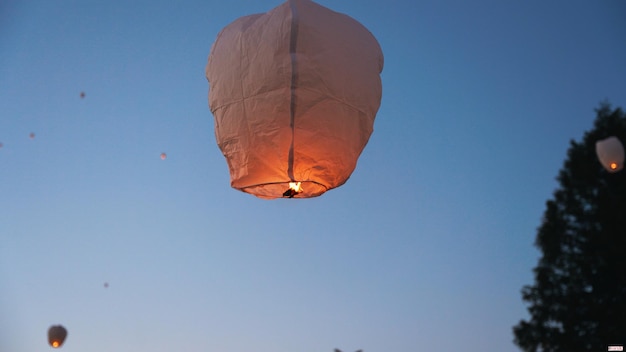 Foto una linterna se enciende en el cielo.