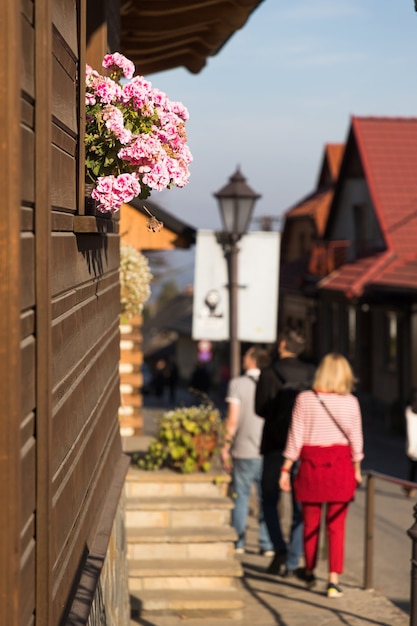 Linterna de flores de la calle en la hermosa y acogedora ciudad pequeña Lanckorona Polonia