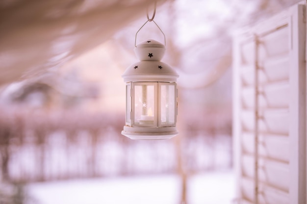 Linterna de hierro blanco en la ventana acogedor maravilloso invierno. Plantilla de fondo de vacaciones de feliz Navidad