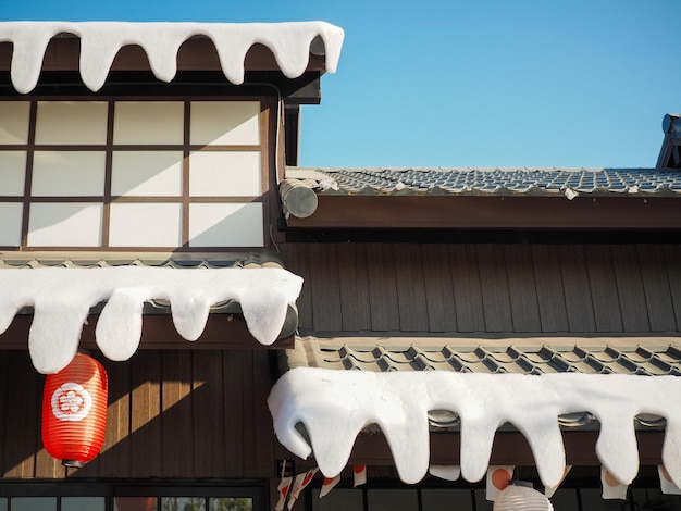 Linterna japonesa colgada frente al restaurante japonés El texto japonés en la linterna es comida japonesa Sushi