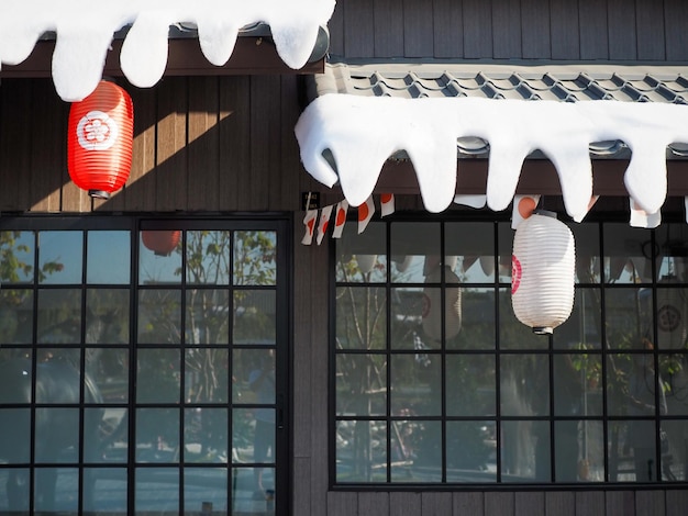 Linterna japonesa colgada frente al restaurante japonés El texto japonés en la linterna es comida japonesa Sushi