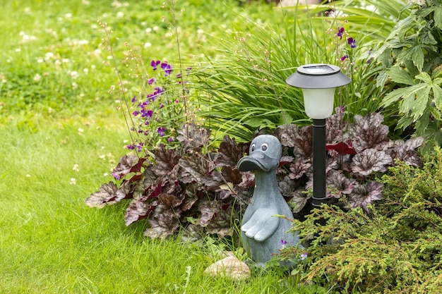 Linterna de jardín y pato de juguete, elementos de diseño paisajístico