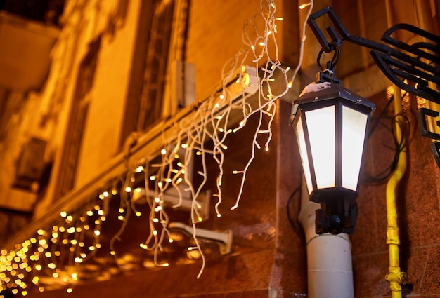 Linterna de luz de calle de estilo antiguo vintage por la noche con adornos navideños