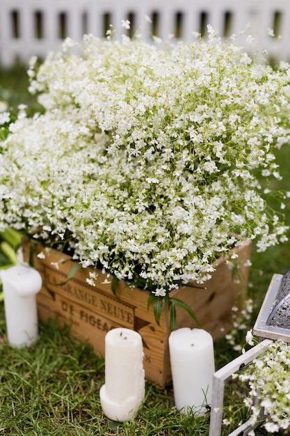 Linterna de madera y flores blancas gypsophila