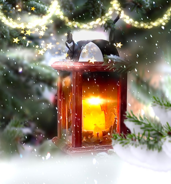 Linterna de madera de Navidad de ciudad de invierno con luz de velas y decoración de calle de rama de pino