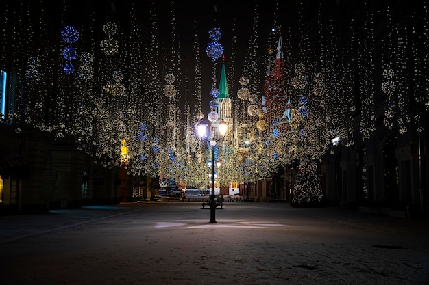 La linterna de Navidad en Moscú está decorada para el nuevo año en el contexto del Kremlin de Moscú