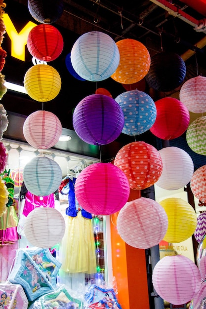 Linterna de papel de colores al aire libre en un mercado