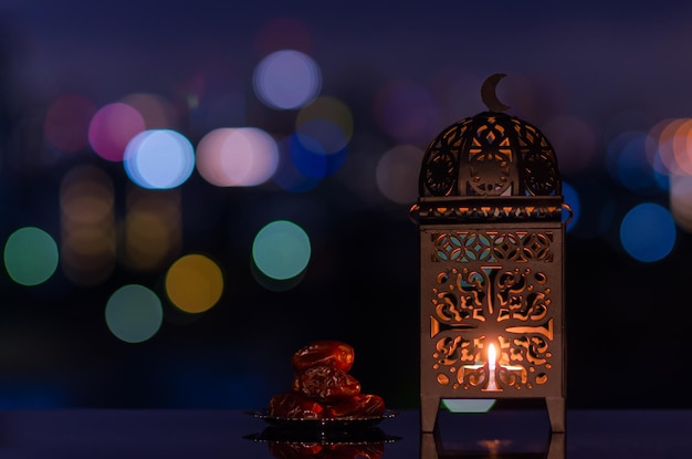 Linterna y pequeño plato de dátiles con cielo nocturno para el mes sagrado de Ramadán Kareem